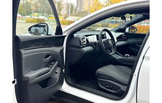 BYD Qin L DM-i, 120km Surpass (Beyond Edition), батарея 15.8 kwh, 2025, пробег 4,7 тысяч км