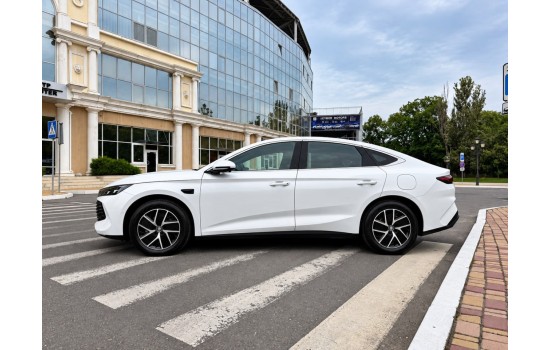BYD Qin L DM-i, 120KM Surpass, 2025, пробіг 9 тисяч км