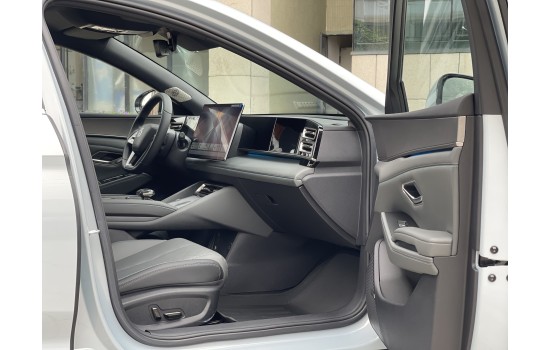 BYD Qin L DM-i, 120 км Top Excellence, батарея 15,8 kwh, 2025 (2)